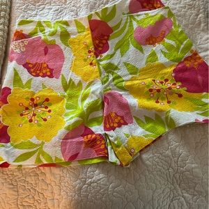 Lilly Pulitzer size 10 tailored floral textured hibiscus short.